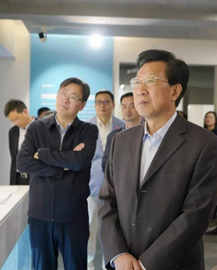Wang Huizhong, a member of the Overseas Chinese Committee of the National People's Congress, and his party came to Lake to investigate overseas Chinese-funded enterprises